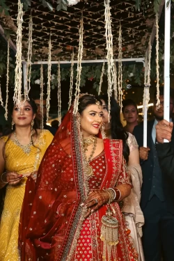 Experience the glowing entrance of the bride, radiating warmth and happiness. Studio Kings Wedding Photography captures the inner and outer radiance of this moment.