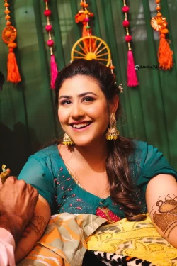 Admire the intricate henna designs adorning the hands of a radiant bride. Studio Kings Wedding Photography captures the cultural richness and beauty of Indian wedding traditions in Chandigarh.