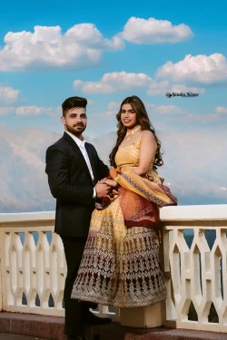 Admire the elegance and grace of these pre-wedding portraits, filled with affectionate glances. Studio Kings Photography captures the love and sophistication that radiate.