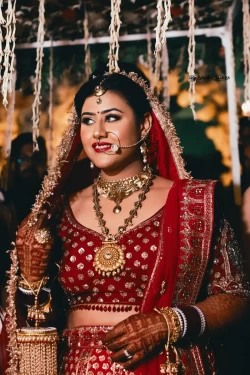Step into a dreamlike world as the bride unveils her ethereal entry. Studio Kings Wedding Photography showcases the magic and enchantment of this moment.