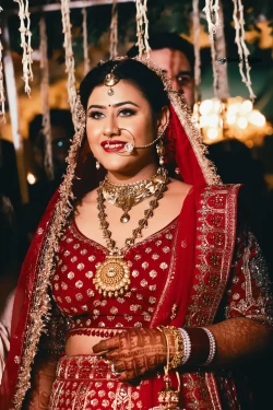 Step into a world of pure elegance as the bride makes her radiant entry. Studio Kings Wedding Photography captures the timeless beauty and grace of this moment.